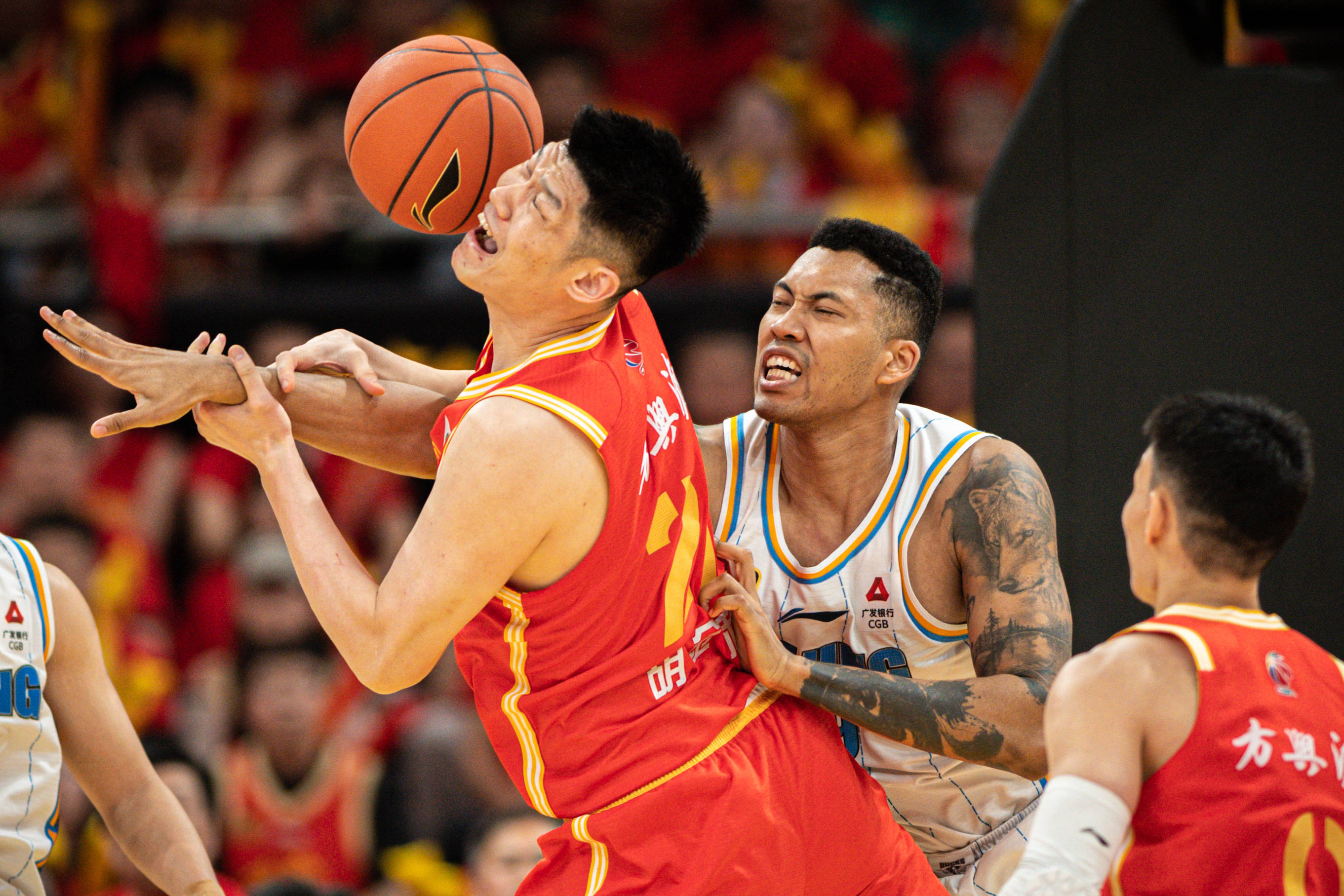 新疆队完胜掘金，周琦带队取胜